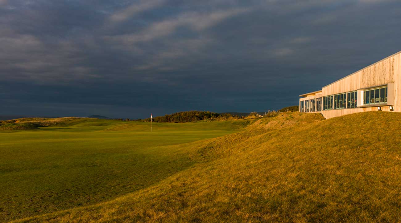 No. 18 at Cabot Links runs up to the modern, minimalist clubhouse.