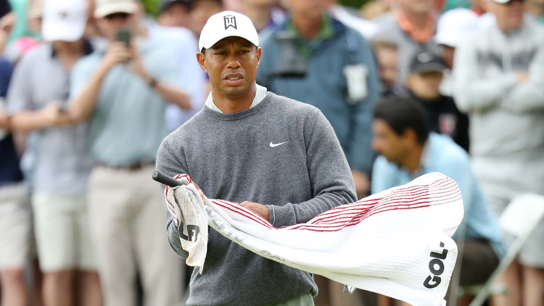 Tiger Woods cleans golf club