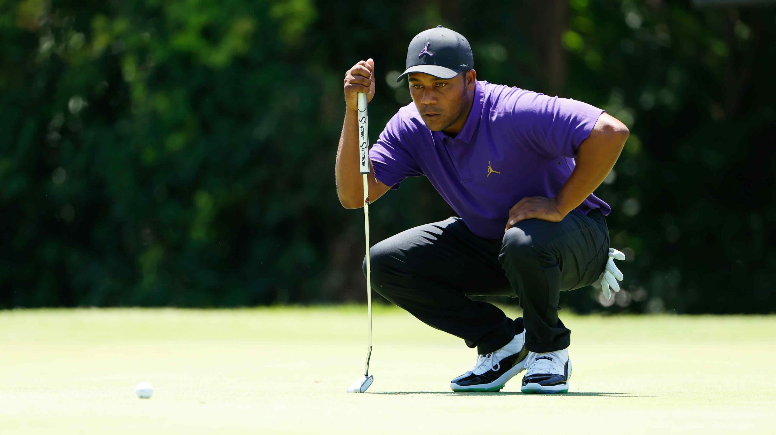 harold varner reading a putt