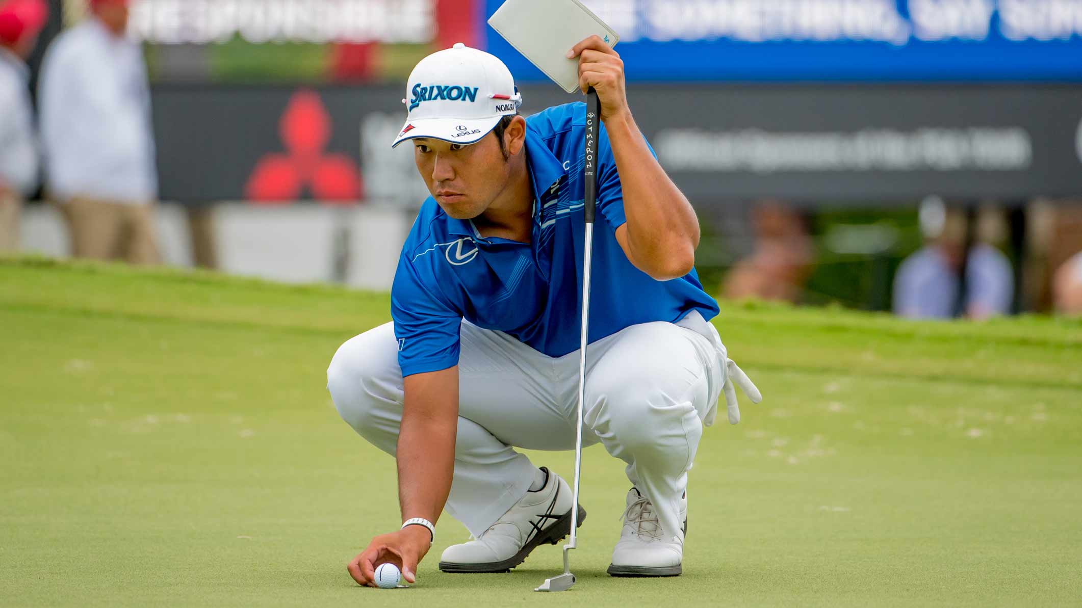 hideki matsuyama lining up a putt