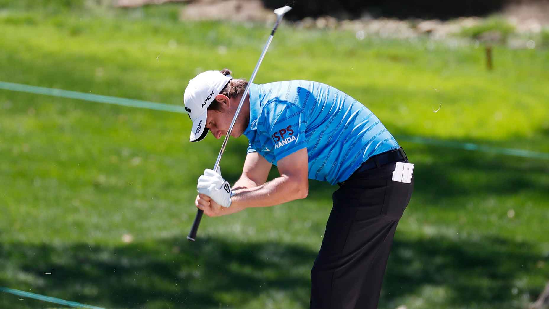 golfer slamming club