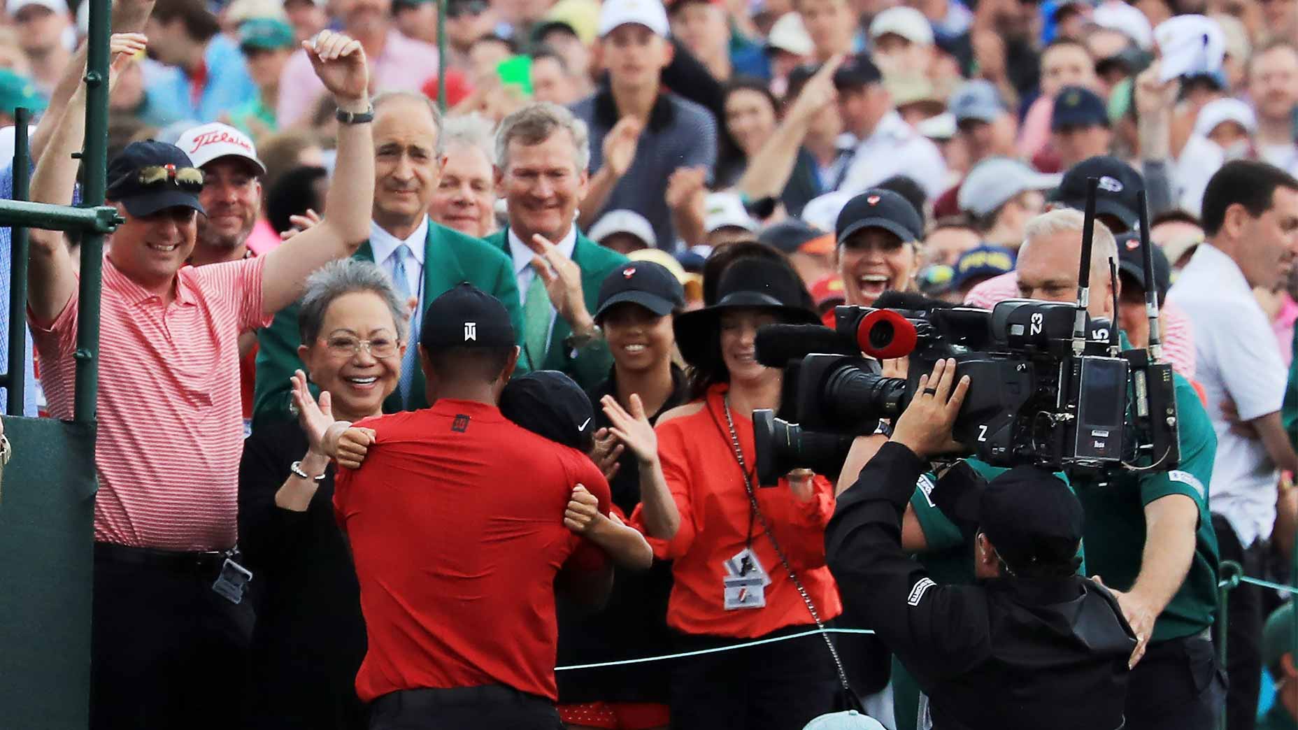 tiger woods hugs crowd