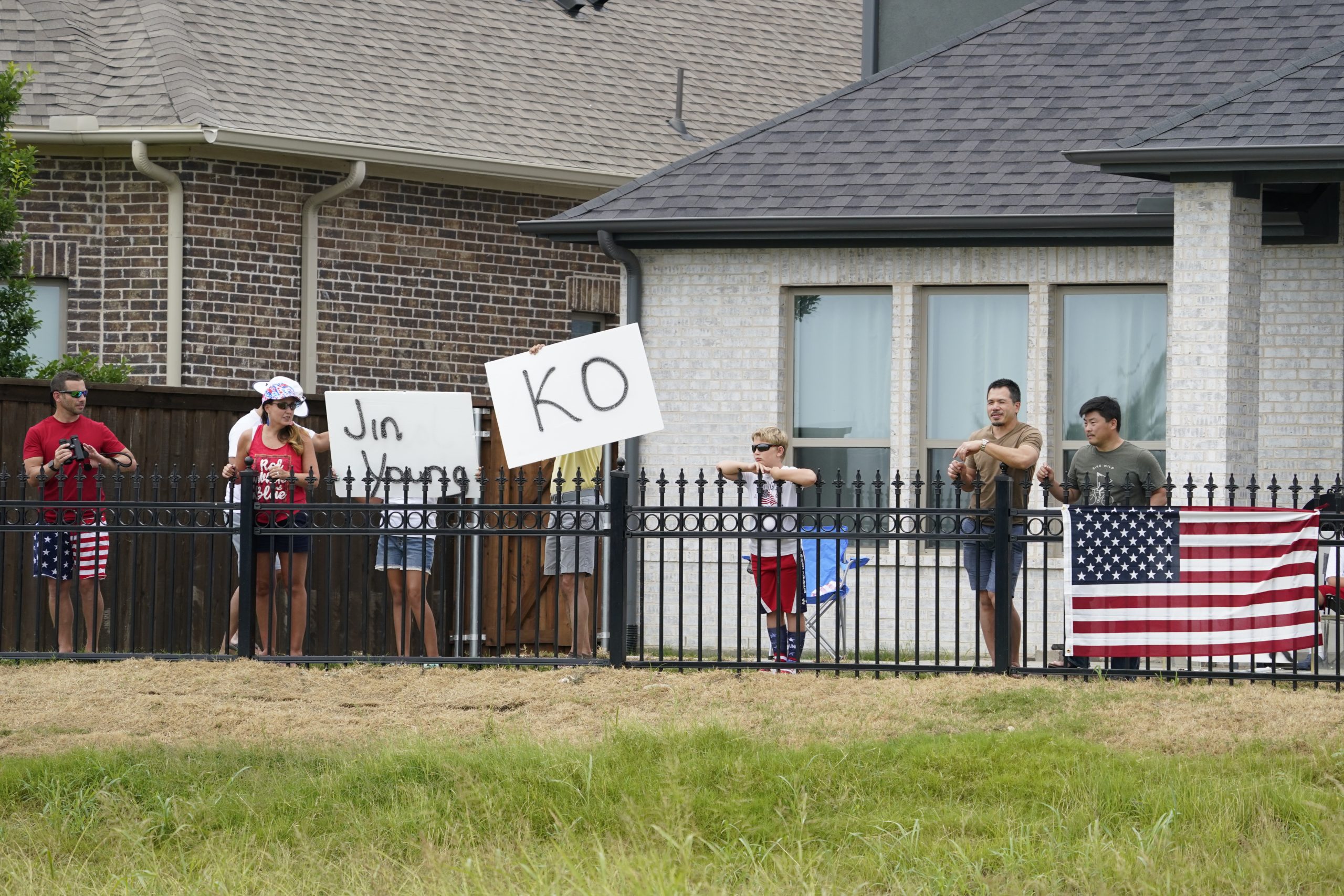 Fans of Jin Young Ko cheer her on.