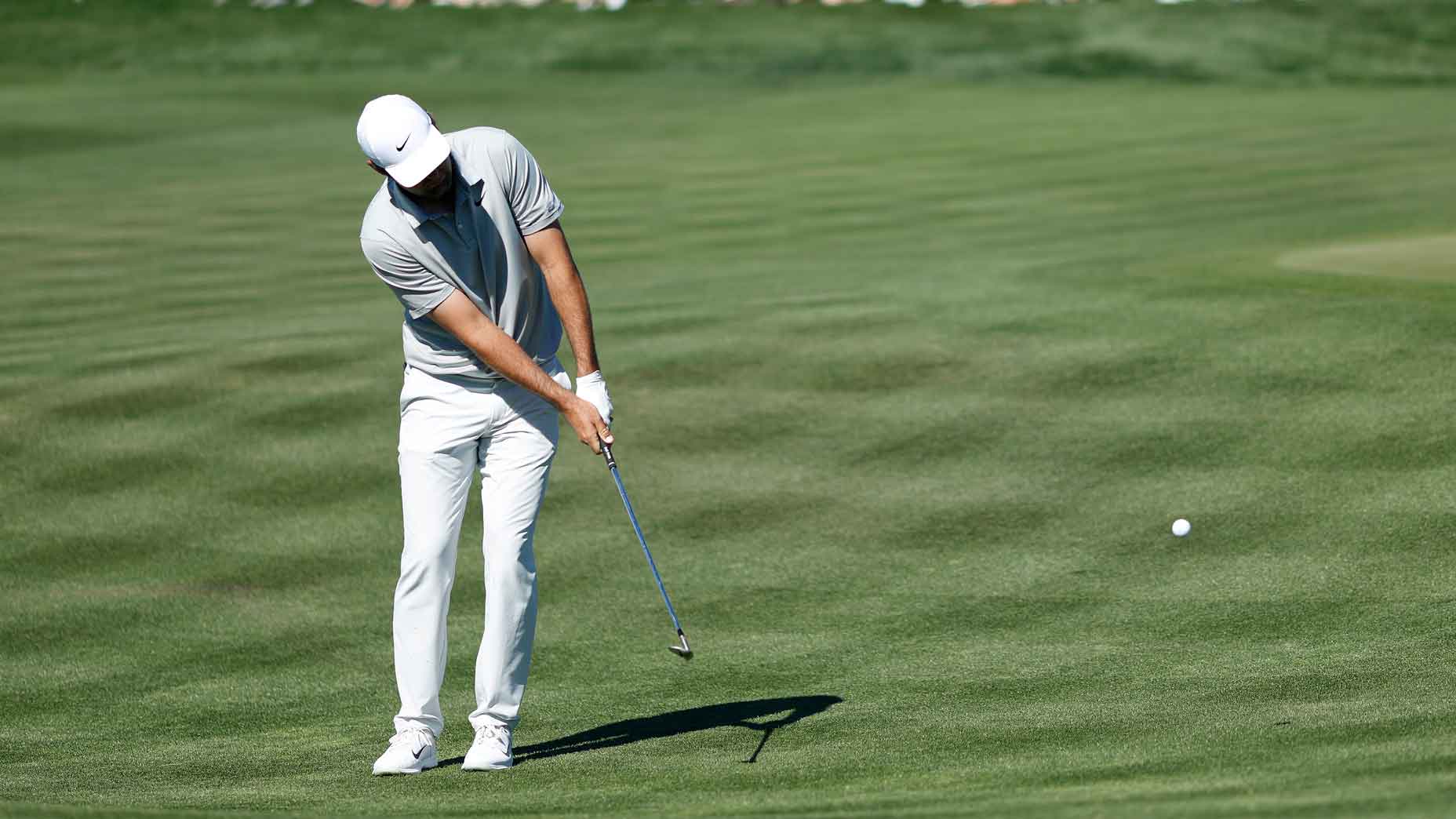 scottie scheffler chips ball