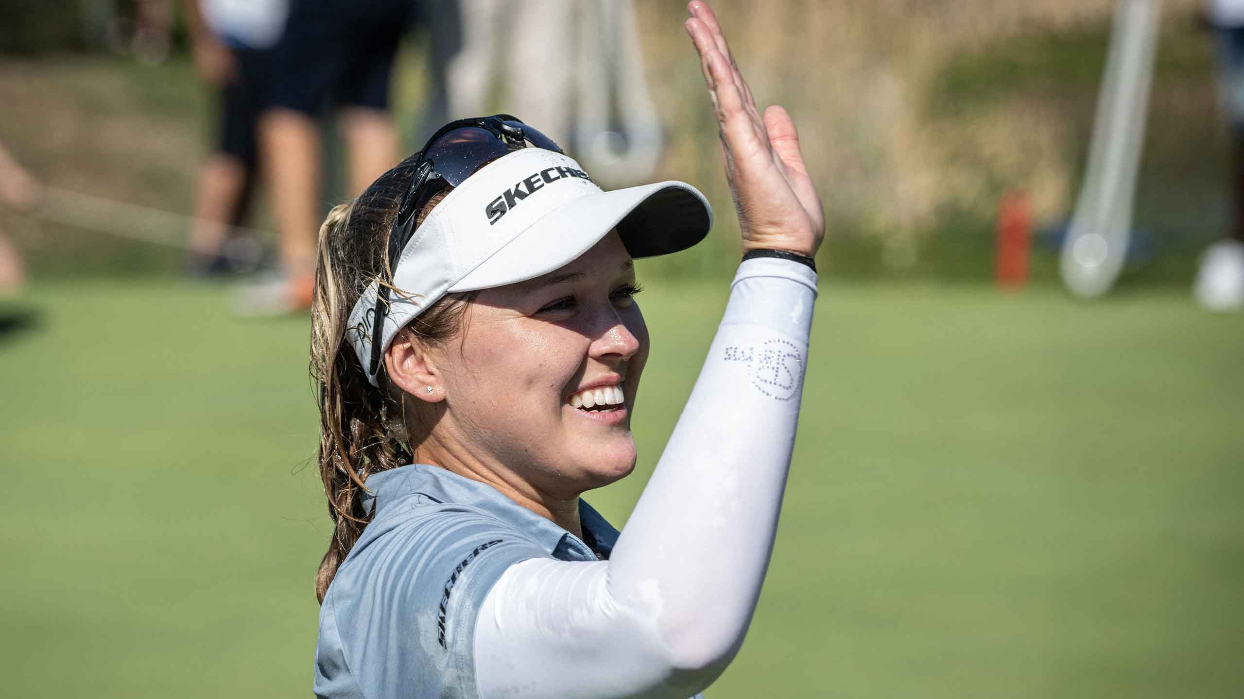 brooke henderson high fives