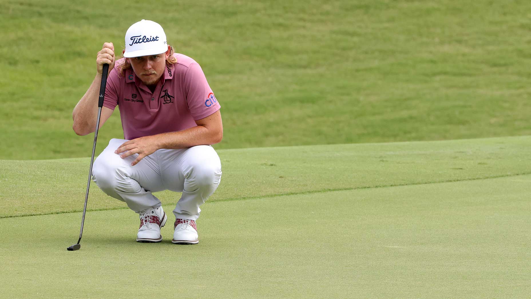 cam smith reads a putt