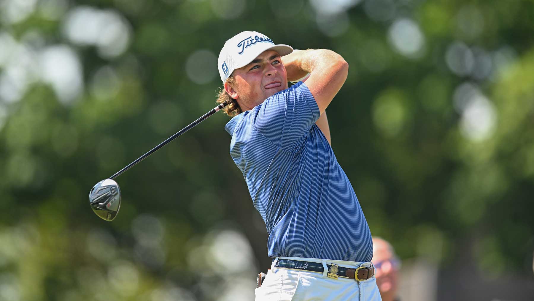 Luke Gutschewski watches his tee shot on hole one during the second round of stroke play at the 2022 U.S. Amateur at Arcola Country Club in Paramus, N.J. on Tuesday, Aug. 16, 2022. (Kathryn Riley/USGA)