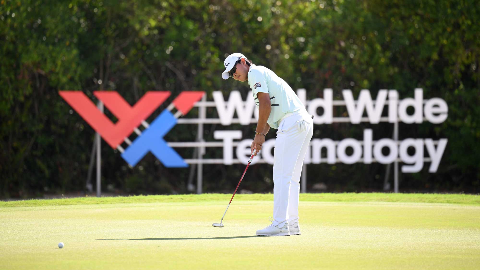 golfer making putt at WWTC