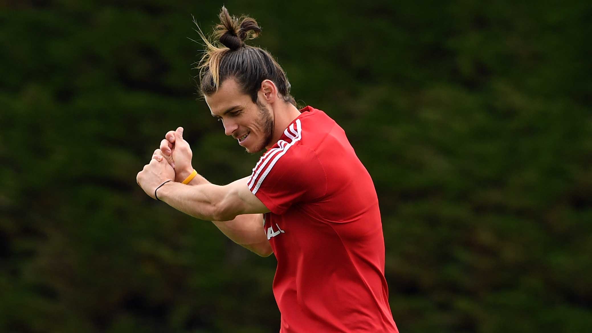 gareth bale playing golf