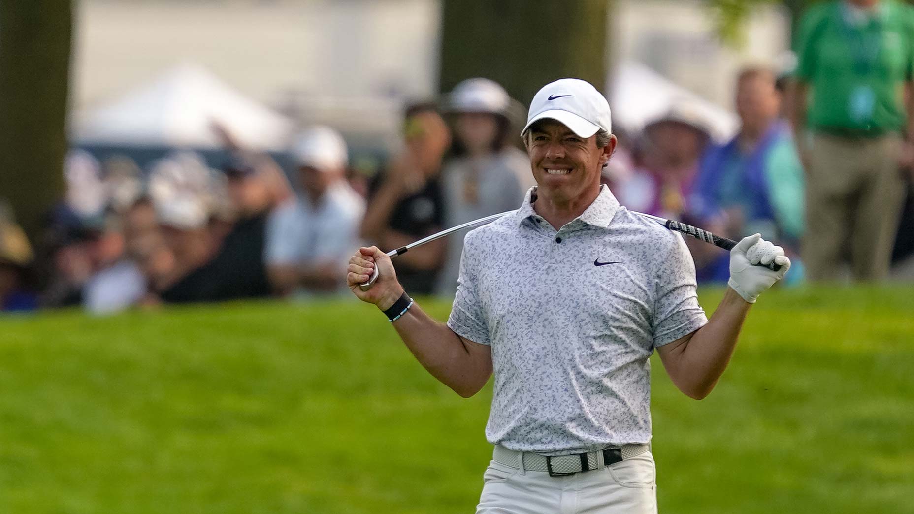 rory mcilroy bends club pga