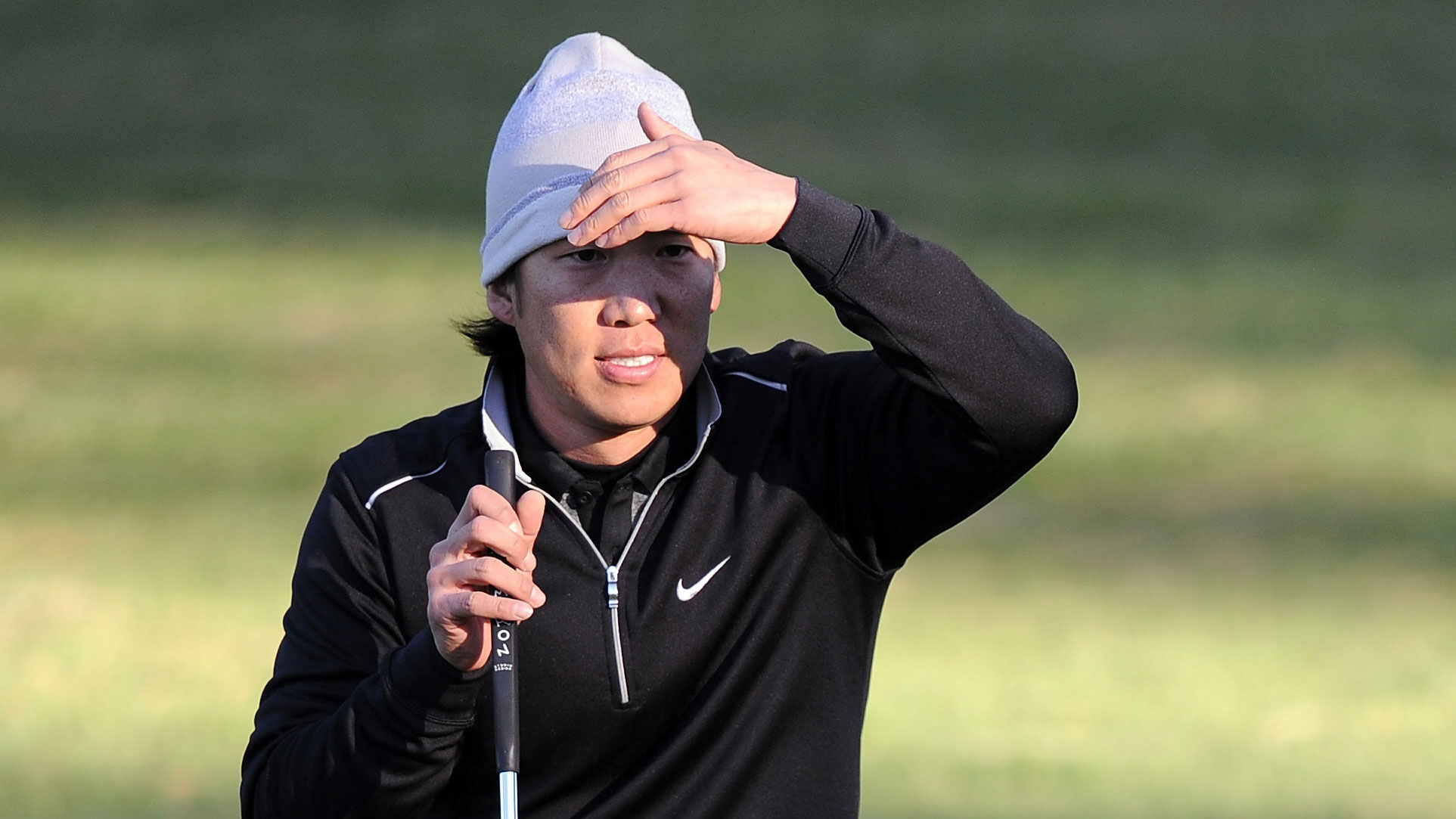 anthony kim reading a putt in 2012