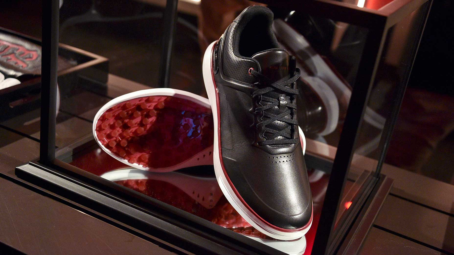 tiger woods' sun day red golf shoes