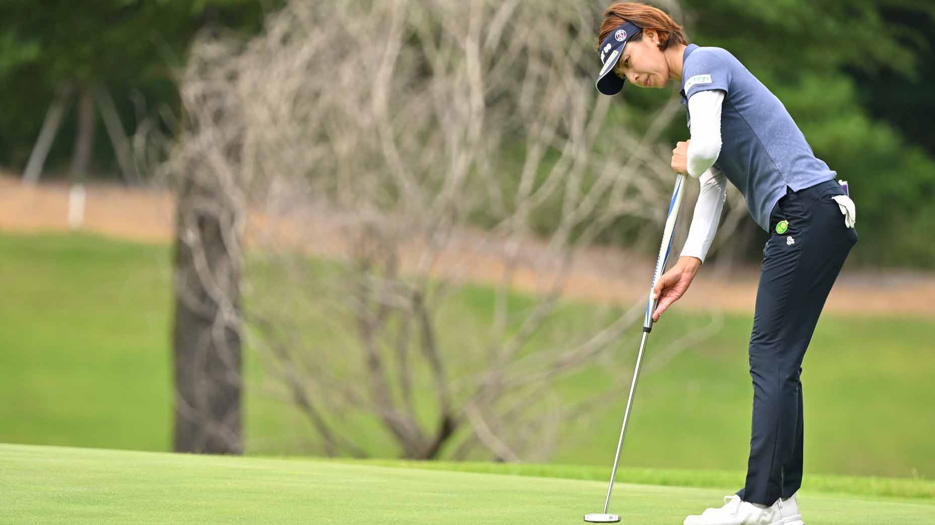 yasuka sato rolls putt on green