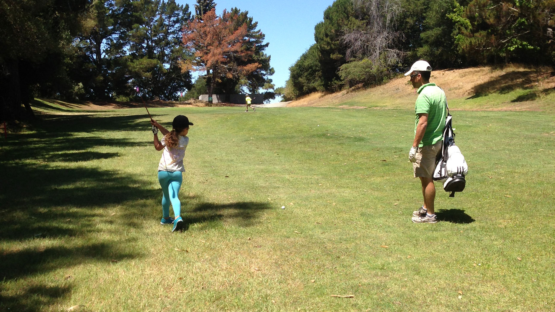 Scarlett Sens swinging a golf club