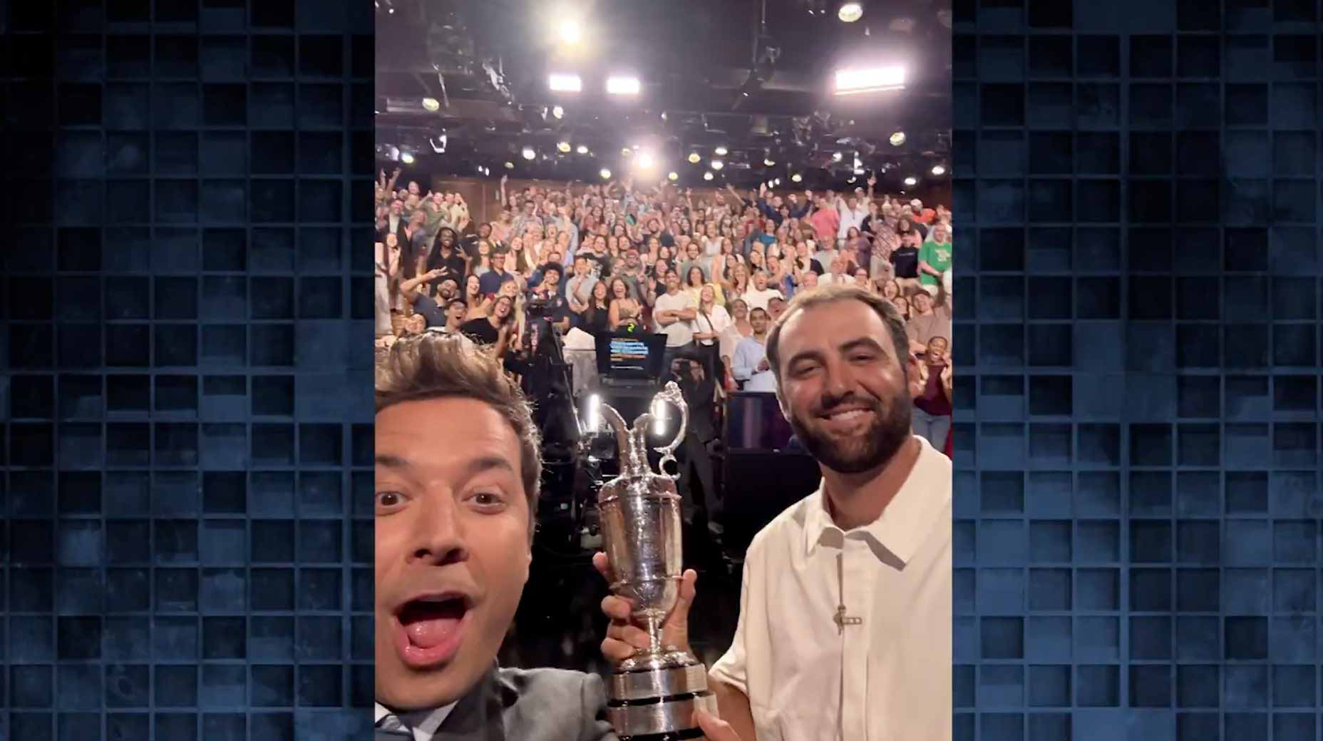 PGA Tour pro Scottie Scheffler and Jimmy Fallon take a selfie on The Tonight Show.